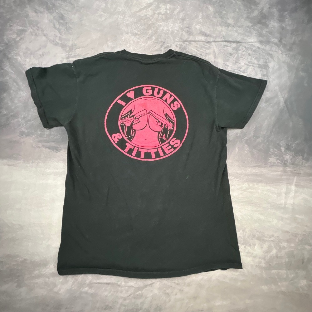 Gildan I Love Guns and Titties‎ Graphic T-Shirt Mens Medium Black Pink Y2K Boxy - Picture 2 of 6